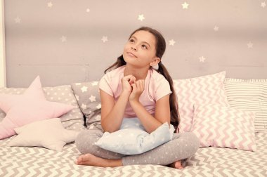 Düşüncelere daldım. Yatakta ciddi kız düşüncesi. Ciddi bakışları olan küçük bir çocuk. Hayal kuruyorum. Hayal gücü uçuşu. Yaratıcı zihin. Ciddi ama yaratıcı. Çocuk gelişimi. Hepsi ciddi.