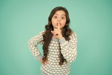 Sır olarak. Küçük kız işaret parmağını dudaklarından ayırmaz. - Sessiz ol. Söylenti ve efsane. Gizli bilgi ve sır. Gizli hikaye konsepti. Şaşırmış çocuk sadece sırrını söyledi.