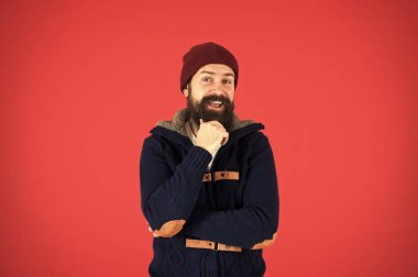 Mutlu ol. Erkek kış modası. Soğuk havada sakal kıllarına dikkat et. Sonbahar ve kış koleksiyonu. Şapkalı vahşi hippi. Örgü ceketli neşeli sakallı adam. Sıkı giyin.