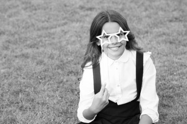 Nazik ol. çocukluk mutluluğu. Okula dönüyorum. Parktaki komik çocuk. Gözlüklü yeşil çimlerin üzerinde rahatla. Neşeli çocuk partiye hazır. Küçük kız parti gözlüğü takıyor. Sadece eğleniyordum.