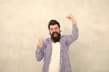 Rahatlama zamanı. İlham dolu. Yaratıcı ve şık kal. Kulaklıklı mutlu vahşi adam. Yazın çalma listesi havası. Dışarıda müzik dinleyen kulaklıklı yakışıklı bir adam. Müzik beni seçti. başarı kavramı