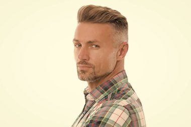 Gelmiş geçmiş en yakışıklı yüzünü takın. Tıraşsız yüz derisi olan beyaz bir adam. Cilt bakımı rutini. Cilt bakımı. Sağlık hizmetleri. Erkek bakım ürünleri. Deri kozmetiği. Cildin sulansın diye.