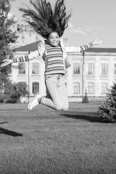 Lycka och glädje. Barndoms lycka. Smart liten glad flicka redo att studera. mode och skönhet. Obekymmersfri och glad. Jag känner mig fri. Extrem energi. Frihetskonceptet. Skolflicka tillbaka till skolan — Stockfoto