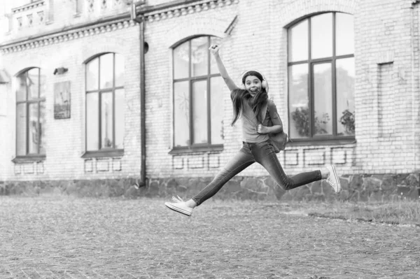 Partager la joie. Joyeux enfant de retour à l'école. Bonne enfance. Fille énergique sauter à la musique. Vacances d'été. Joyeuses fêtes. Jouez des moments heureux. Journée internationale de l'enfance — Photo