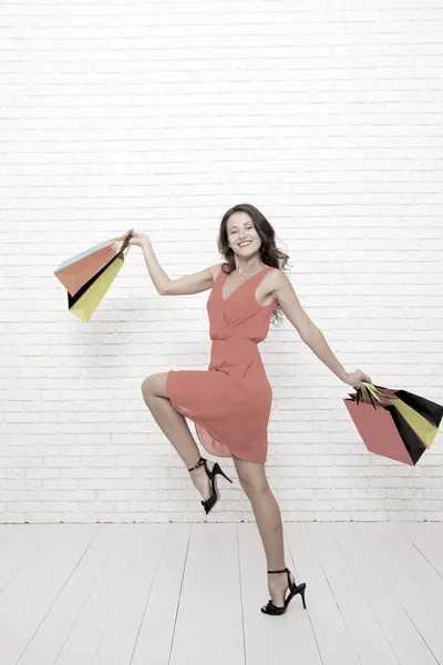 Moda. Ventas del Viernes Negro. Mujer feliz ir de compras. Feliz compra en línea. Felices fiestas. Últimos preparativos. gran venta en el centro comercial. Chica loca con bolsas de compras. Pago rápido —  Fotos de Stock