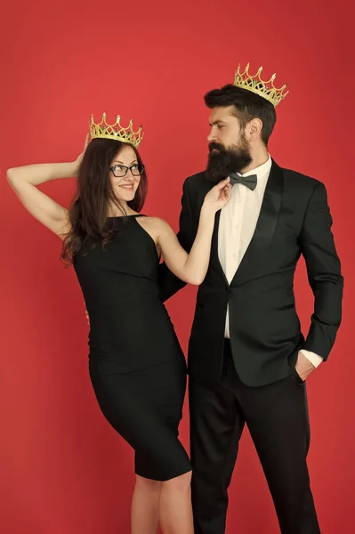 Elite samenleving. Erkend en trots. Trots stel. Vrouw en man met baard dragen kronen. Egoïstische egoïst. Superioriteitscomplex. Roem en populariteit. Beroemd stel. Trots op hun liefde. Perfecte match — Stockfoto