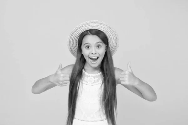 Felicidade de verão. De férias. Passeio tropical. Venda e desconto. Mercadorias para crianças. Menina adorável usando chapéu elegante. Tenha férias engraçadas de verão. Excursão de verão. Conceito de lazer e entretenimento — Fotografia de Stock