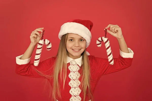 Transformez le décor de la maison en style amusant. Joyeux enfant tenir des cannes à bonbons. Décoration de Noël. Décoration rouge et blanche. Ornement et décoration traditionnels. Décoration festive de vacances. Tradition de décoration — Photo