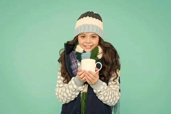 En iyi el ısıtıcısı. Kış titreşimleri. Mutlu hippi kız. Çocuk kış modası. Hava çok güzel. Bu sezon aktif kal. Çocuklar kalın örgü giyer. Çocuk sıcak çay fincanı. Sıcak bir şeyler iç. Isınma fikirleri — Stok fotoğraf