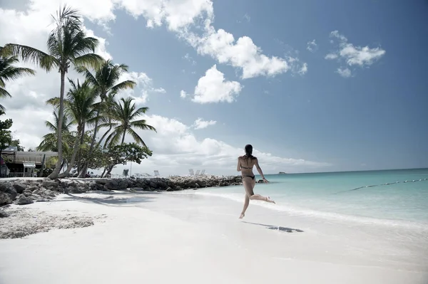 Dívka běží na tropické pláži v St John, antigua — Stock fotografie