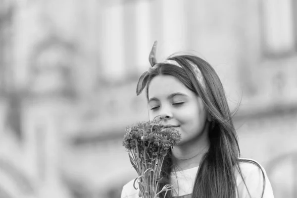 Duft und Pflege. Kleine Kinder schnuppern Sommerblumen im Freien. Pollenallergie und Heuschnupfen. Hautpflegeprodukte. Sichere Kosmetik. Kinderbetreuung. Kinderkrankenpflege. Schönheitssalon. Gesundheitsversorgung ohne Schaden — Stockfoto