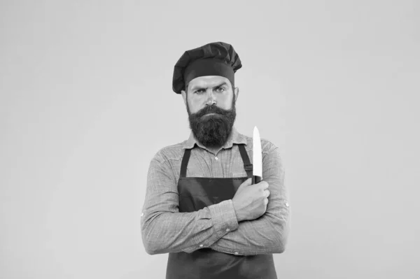 Eten op smaak gebracht. Man aan het koken in de keuken. Professionele chef-kok met mes. uitstekende kok of bakker. Speciale aanbieding van de chef. chef-kok in restaurant keuken. volwassen man chef-kok op gele achtergrond — Stockfoto