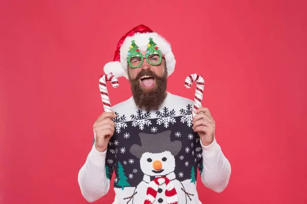 Alegre fiesta goer en santa hat y punto suéter sentir alegría y prepararse para la celebración de Navidad, diversión de Navidad —  Fotos de Stock