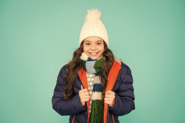 Moda tarzına hazır ol. Kış kıyafetleri içinde mutlu bir kız gülümsemesi. Moda çocukları giyer. Şık ve modaya uygun. Kış için moda trendleri. Moda ve büyüleyici görünüş için kıyafetler.