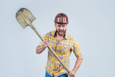 İşinden nefret ediyor. Kürekli adam mimar. Adam işçi üniforması giyiyor. Kasklı yakışıklı bir müteahhit. Olgun adam kareli gömlek giyer. Profesyonel inşaatçı ya da tamirci. İnşaat mühendisi