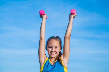 Hedef ve başarı. Koltuk değnekleriyle sağlıklı çocuk eğitimi. Fitness çocuğu dambılı tut. Ağırlık kaldırmak. Genç kız egzersiz yapıyor. Mutlu çocukluk. Sporun geleceği. Sabah antrenman için ısınırsın.