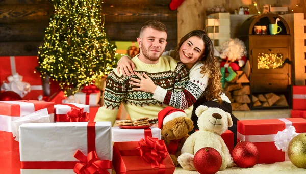 Gelukkige familie. Vier het kerstfeest met je stel. laatste vakantie voorbereidingen. Man en vrouw gelukkig met Kerstmis. Vakantie cadeautjes voor geliefden. Nieuwjaar samen doorbrengen. paar in liefde tussen huidige doos — Stockfoto