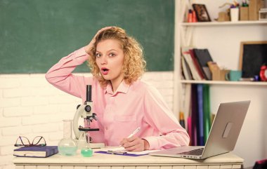 Resmi eğitim. Öğretmenler günü. Öğretmenlik zor ama çok tatmin edici bir meslek. Sürekli yeni yetenekler öğreniyor. Sınıftaki sevimli öğretmen kız. Öğretmen güzel kadın eğitim sürecinin tadını çıkarıyor