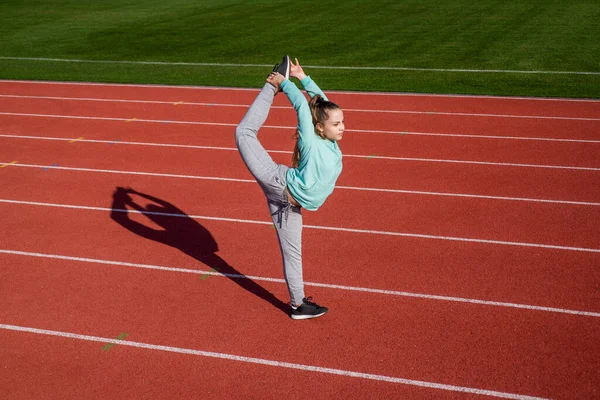 Zdrowe dziecko dziewczyna trening fitness na stadionie bieżni, gimnastyka — Zdjęcie stockowe