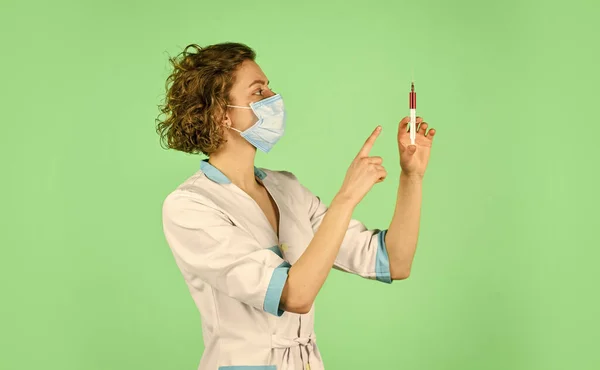 Sjuksköterska bära respirator mask. Läkare som ger vaccin. HPV-koncept. Läkare med spruta förbereder för injektion. injektion mot coronavirus. Virusepidemi utbrott. immunvaccinering — Stockfoto