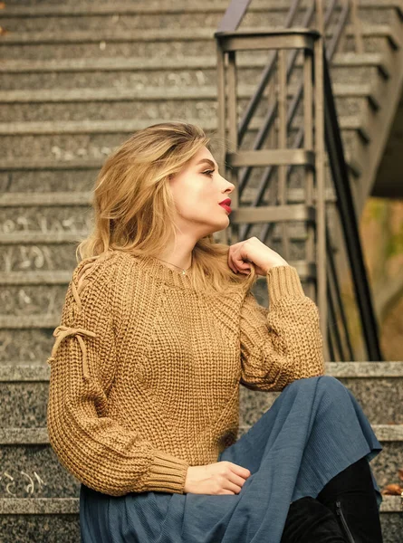 Premium Photo  Beautiful fashionable woman model with makeup and curly  hairstyle in stylish winter wear with knitted beige vintage sweater and  fashion trendy jacket walks in the modern city