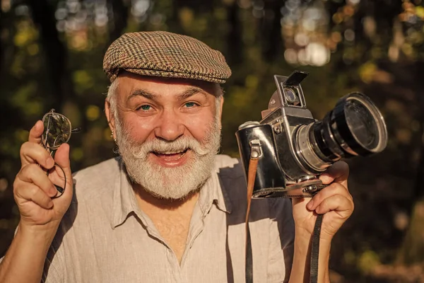 Caminata con su equipo de fotografía. Vintage y retro. Fotógrafo de cámara vintage. fotógrafo senior con cámara. Estilo de vida con la naturaleza. Viajes Concepto de vacaciones de estilo de vida. Fotografía de la naturaleza — Foto de Stock