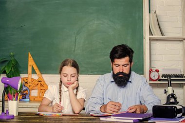 Katı bir pedagog. Pedagog yetenekleri. Hometask evraklarını hazırlıyorum. Özel ders. Babamla evde eğitim. Yorgun çocuk motivasyonsuz çalışmayı öğreniyor. Öğretmen ve liseli kız. Sakallı pedagog