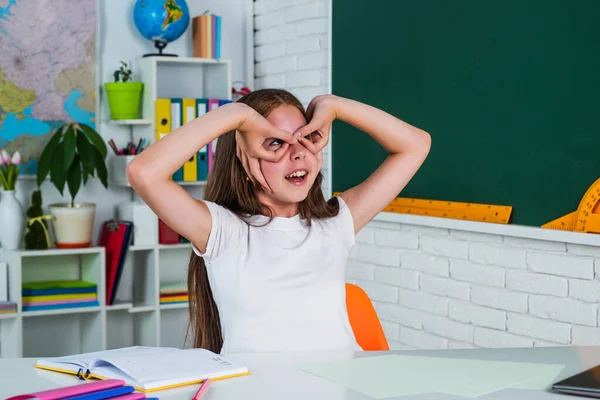 Grappig kind werk in de klas tijdens het moderne onderwijs, les leuk — Stockfoto