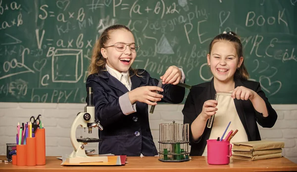 Kemisk forskning. Biologilektion. Små flickor i skolans labb. Kemisk utbildning. Vetenskapliga experiment i kemilaboratorium. Liten forskare arbetar med mikroskop. Vad verkar vara ett problem. — Stockfoto