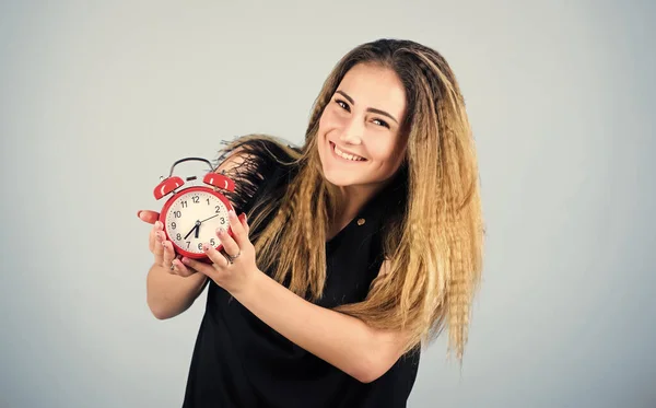 Freizeit genießen. Regime frühes Erwachen. Glocke läutet. Guten Morgen. Frau kommt zu spät. Geschäftstermin. Zeitmanagement. Zeitzone. Pünktlichkeit und Disziplin. Mädchen halten Wecker — Stockfoto