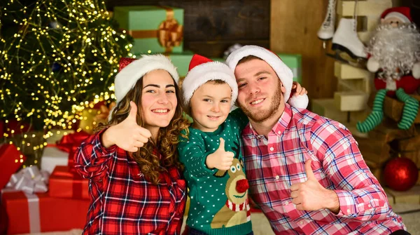 Deseando un feliz Año Nuevo. amor pasar vacaciones juntos. divirtiéndose. Año Nuevo. retrato de navidad familiar. familia feliz celebrar la Navidad. hijo con padres en sombrero de santa. niño pequeño amor mamá y papá —  Fotos de Stock