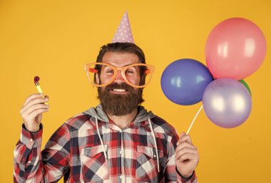 Sadece bir dakika. Doğum günün kutlu olsun. Şirket partisi kutlaması. Merhaba yaz. Yaz tatili partisi. Mutluluğu hisset. Sakallı adam. Parti gözlüklü adam balon tutuyor. bayram kutlaması