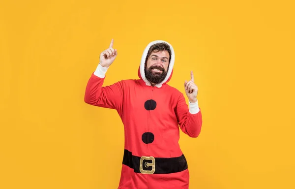 Homem barbudo feliz no traje de Papai Noel comemorar férias de inverno de chistmas e se sentir feliz sobre presentes de xmas, festa de xmas — Fotografia de Stock
