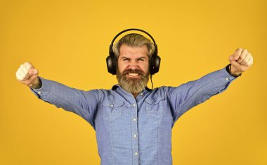 Dj hipster. Mükemmel müzik listesi. Sakallı hippi kulaklıklı adam müzik dinliyor. Şarkıcı provada. Hippi kulaklıkla harika bir ses şarkısının keyfini çıkarır. Müzik çalıyor. Gürültü iptal fonksiyonu