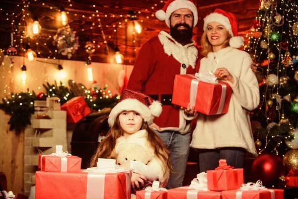 Tradições natalinas. Caridade e bondade. Para fazer o bem. Sentir-me amado. Memórias de Natal. Momentos felizes. Menina em casa na véspera de Natal. Criança adoptiva. A criança celebra o Ano Novo com pilha de presentes — Fotografia de Stock