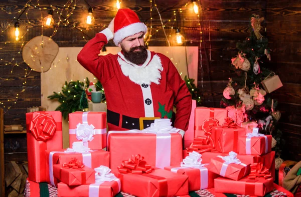 Pruébalo. sombrero de santa hipster. Compras de Navidad. ventas de compras de invierno. Elfo alegre. entrega de regalo de Navidad. Día de boxeo. Feliz año nuevo. Caja de regalo de Navidad. barbuda ma — Foto de Stock