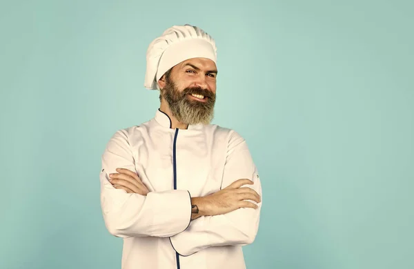 Professionele chef in kokkin uniform. Voorbereiding en culinair concept. culinair en keuken. Gezond eten koken. Een bebaarde chef-kok uniform. baard man koken in keuken — Stockfoto