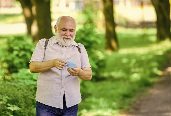 Tira a máscara. Máscara a proteger do vírus. Pessoas idosas de maior risco covid-19. Respire livremente. Conceito pandêmico. Limite o risco de propagação da infecção. Máscara de homem sênior. Facilitação das restrições de bloqueio — Fotografia de Stock