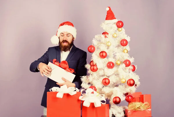 Χριστουγεννιάτικο πάρτι γραφείου. Χειμερινές διακοπές. Χριστουγεννιάτικες ευχές. Το καλύτερο κατάστημα δώρων. Ο άνθρωπος γενειοφόρος hipster επίσημο κοστούμι κοντά στο χριστουγεννιάτικο δέντρο. Χριστουγεννιάτικα δώρα και στολίδια. Μυστική ιδέα του Άη Βασίλη. Αγορά δώρου — Φωτογραφία Αρχείου