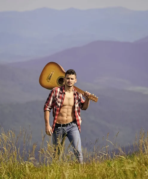 Destinos de vacaciones. Caminando solo. Hombre con guitarra caminando en la cima de la montaña. La mejor manera de escapar de la ciudad. Guy excursionista disfrutar de la naturaleza pura. Explorando la naturaleza. Belleza de la naturaleza. Aire fresco de montaña —  Fotos de Stock