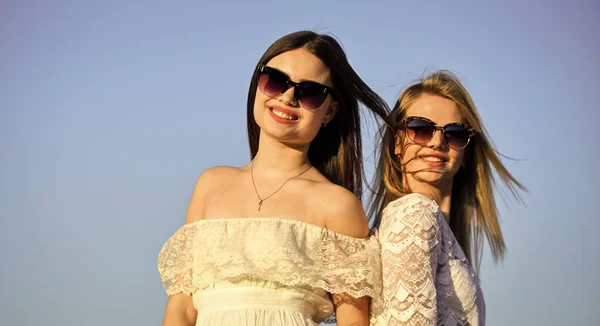 Amizade feminina. Poder feminino. Moda de verão. Encontre força interior da mulher. Harmonia e equilíbrio. Conceito de feminilidade. Mulheres bonitas no fundo do céu azul dia ensolarado. Irmandade e comunidade feminina — Fotografia de Stock