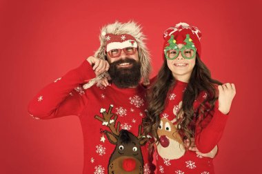 Noel zamanı. Mutlu yıllar. Aile tatilinin tadını çıkar. Mutlu noeller. Çocuk ve Noel Baba partideler. Aşk ve neşe. Baba ve kızı Noel 'i kutluyor. Kırmızı geçmişi olan küçük bir kız.