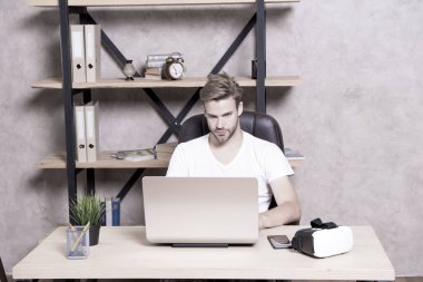 Online satış teknolojileri. Ofisteki patron. Boncuklu hippi adam başlangıç projesi başlattı. Şirketin sahibi. CEO konsepti. Ofis çalışanı. Modern iş. İş danışmanlığı hizmetleri. İş geliştirme