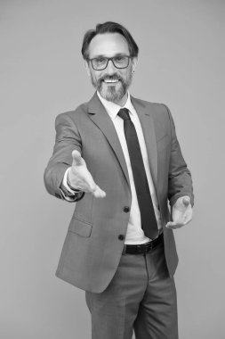 Hoş geldin jesti olarak elini uzat. Yakışıklı, kendine güvenen iş adamı. Gözlüklü orta yaşlı bir adam. Zeki ve zeki görünüyor. Sakallı ve gözlüklü adam kendinden emin. Mutlu görünümlü iş adamı