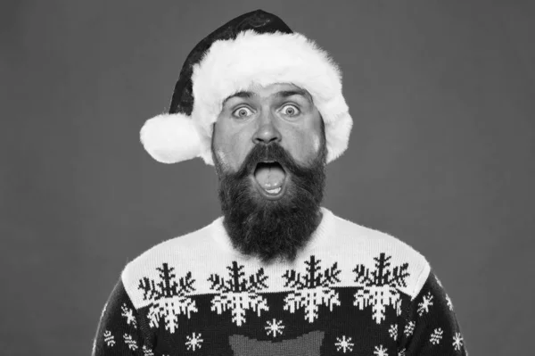 J'ai surpris le Père Noël. Services de coiffeur. Joyeux coiffeur dans le style santa à la mode. Fête. Noël et Nouvel An. Concept de poils du visage. Un salon de coiffure. Barber hipster. Homme barbu avec moustache — Photo