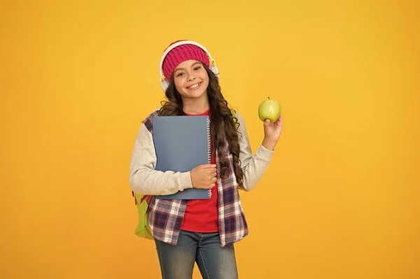 Daj mi spokój. Szczęśliwe dziecko trzymać żółte tło jabłko. Mała dziewczynka cieszy się przerwą w szkole. Zdrowe jedzenie i przekąski. Naturalna przekąska. Jedzenie i odżywianie. Jesienne wakacje lub przerwa — Zdjęcie stockowe