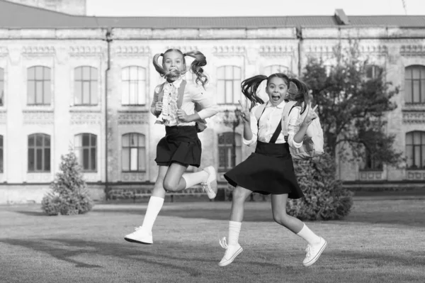 Opgewonden schoolkinderen formeel uniform loopt, haast je concept — Stockfoto