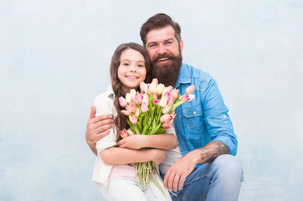 Vater und Tochter umarmen sich mit Frühlingsblumenstrauß, Vatertag — Stockfoto