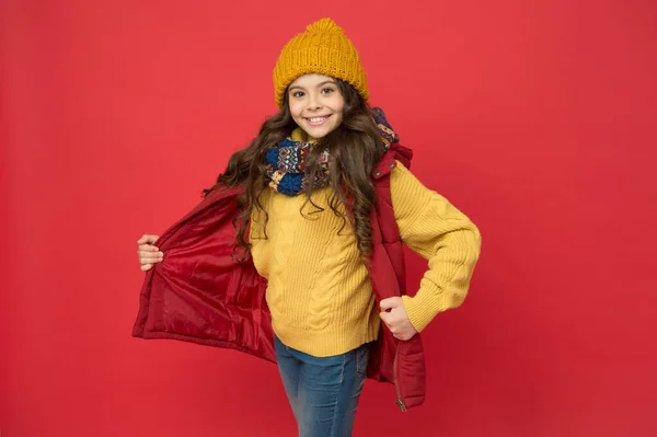 Menina alegre com cabelos longos e roupas quentes, estilo de inverno — Fotografia de Stock