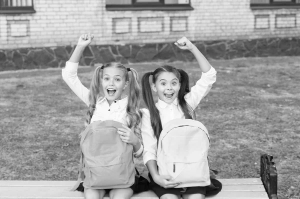 Tradición de ganadores. Felices ganadores celebran al aire libre. Los niños pequeños hacen gestos ganadores. Ganadores de becas. De vuelta a la escuela. Éxito en el estudio. Felicidades por la victoria. Los ganadores se conocieron juntos — Foto de Stock